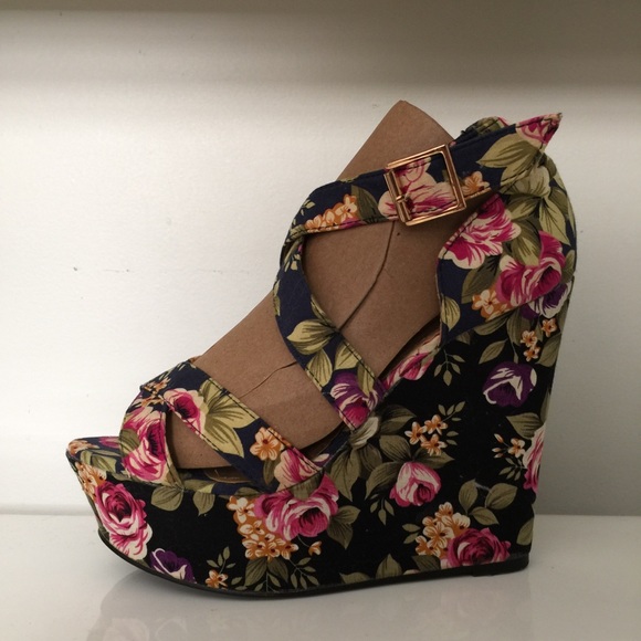 ❌SOLD ON CURTSY❌ Floral Buckle Strappy Wedges - Picture 5 of 8